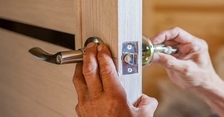 Установка и замена дверной ручки в Сосновом Боре от 274 руб. – Мастер24, монтаж фурнитуры, недорого